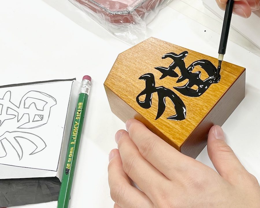 伝統工芸の職人から教わる！将棋の書き駒体験