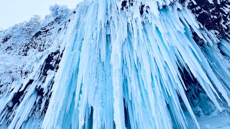 映画のような氷と雪の世界へ！蔵王氷瀑スノートレッキングツアー -天童温泉から往復送迎＆当日の映像データ付き-