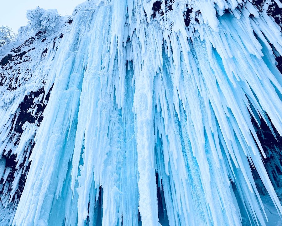 映画のような氷と雪の世界へ！蔵王氷瀑スノートレッキングツアー -天童温泉から往復送迎＆当日の映像データ付き-